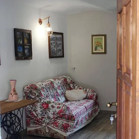 2 Bedrooms With Garden At *